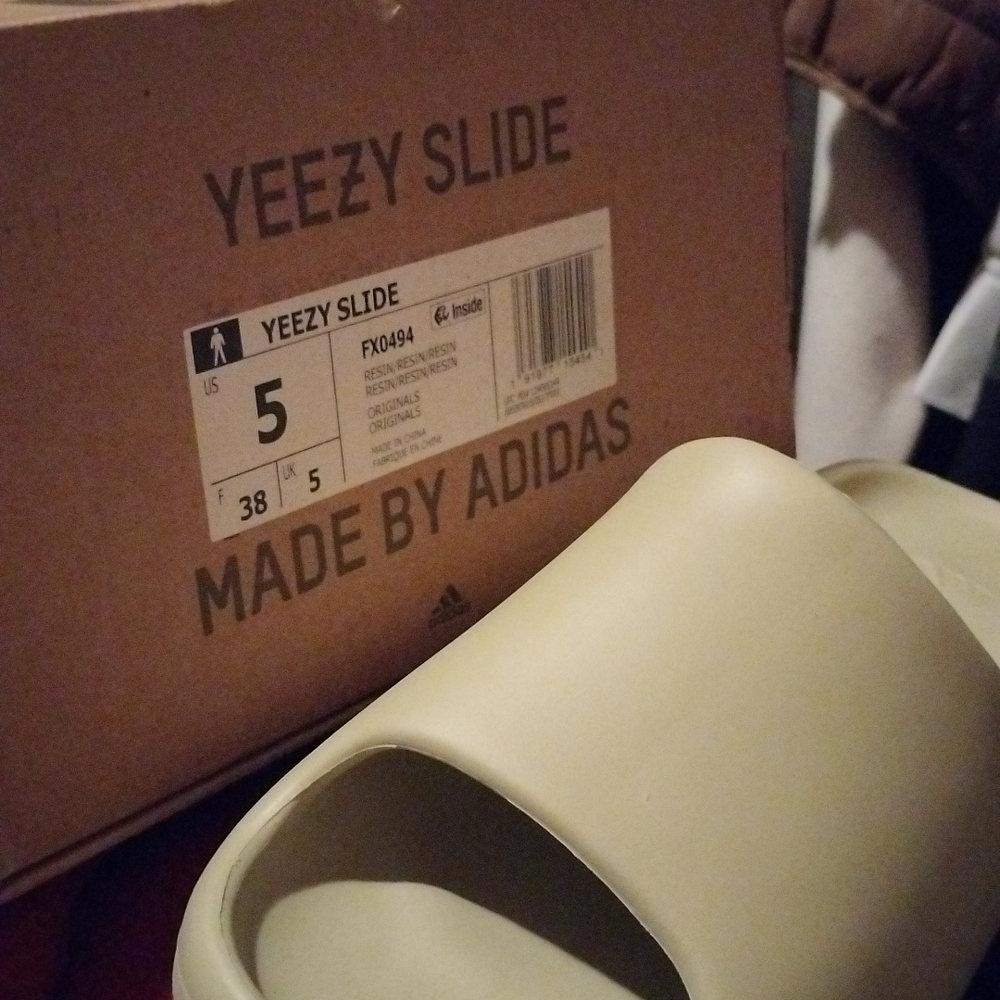 Cream Size 5 Yeezy slides (untouched)